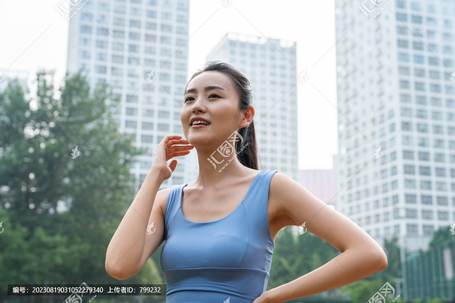 一个年轻女人做拉伸运动