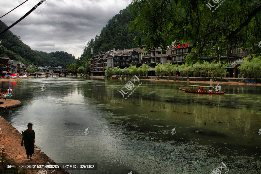 凤凰古城沱江水