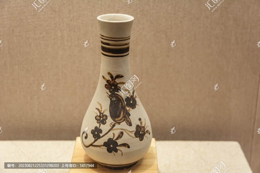 宋代吉州窑彩绘花鸟纹长颈瓶
