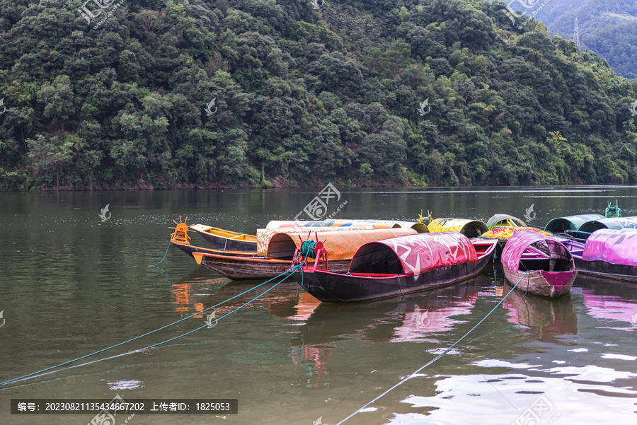 新安江渔船自然风光