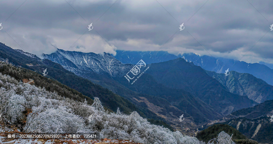 群山积雪