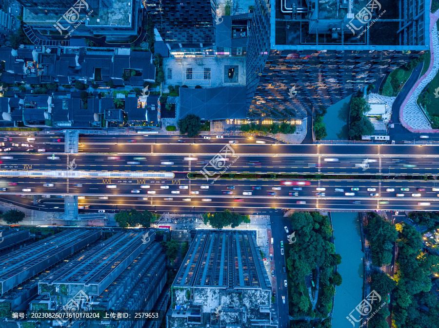 都市道路高楼夜景俯瞰图