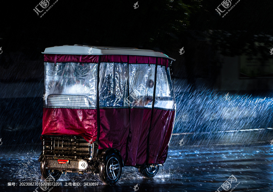 暴雨中的三轮车