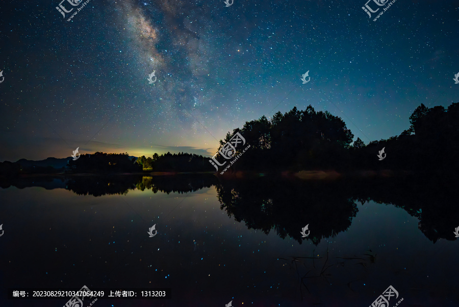 湖南岳阳铁山水库夏季银河