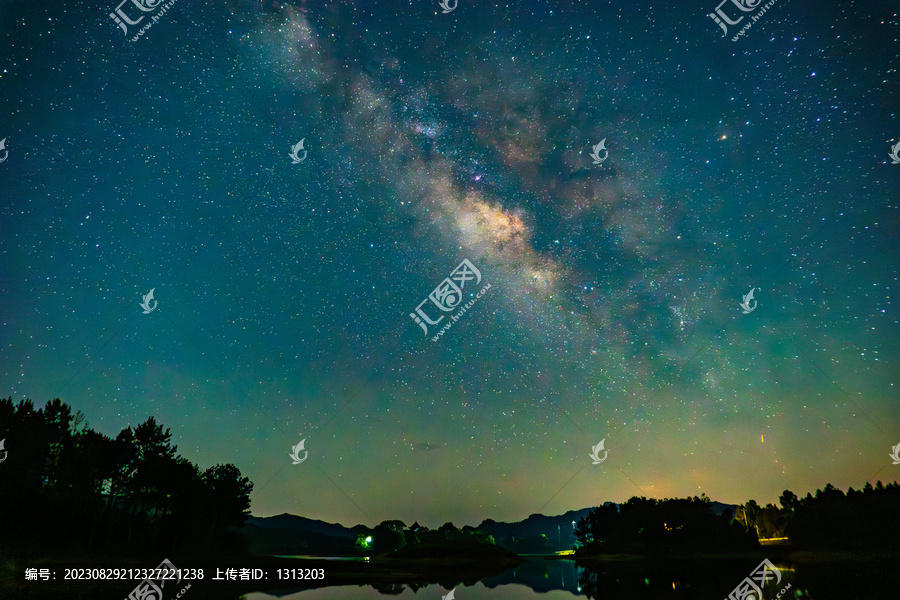 湖南岳阳铁山水库夏季银河