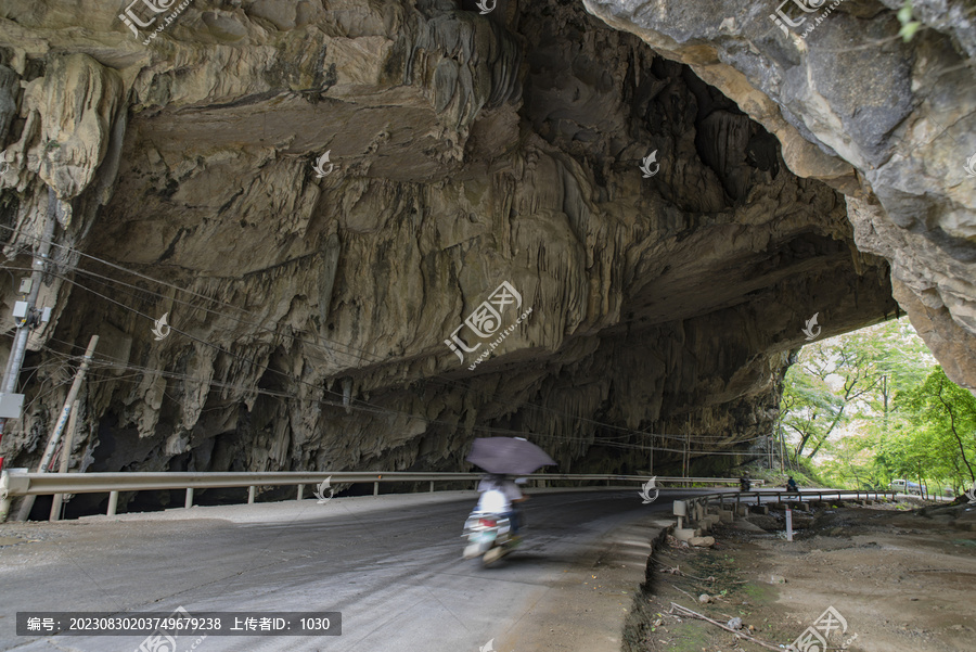 天生桥溶岩地貌岩洞穿山公路