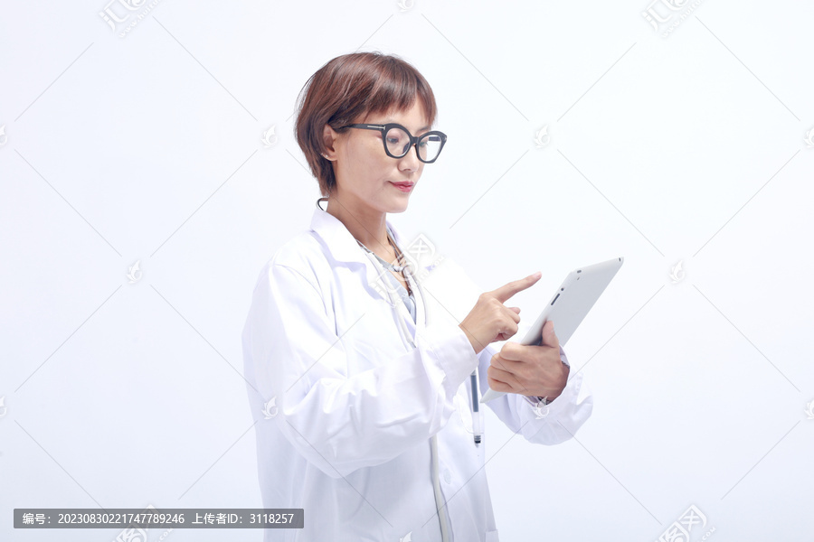 使用电脑的女性医生专家形象