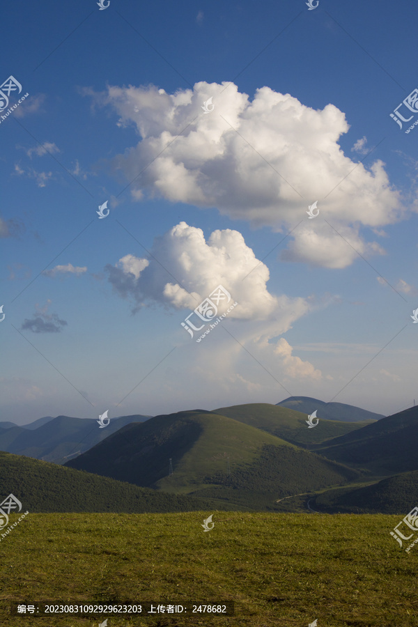 远山草地白云蓝天