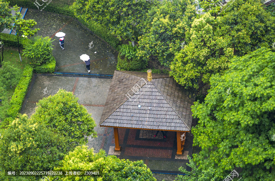 雨中凉亭