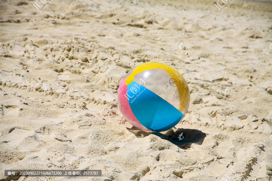 沙滩上的沙滩球