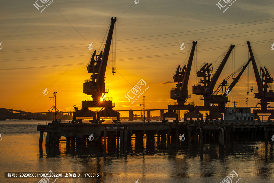 台州海门港集装箱码头的黎明