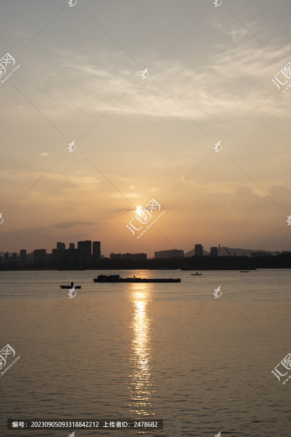 长江水面城市夕阳剪影