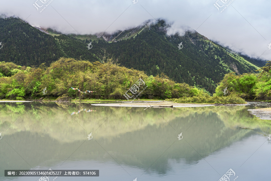 西藏甲应村梅里雪山和湖泊