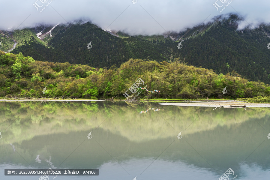 西藏甲应村梅里雪山和湖泊