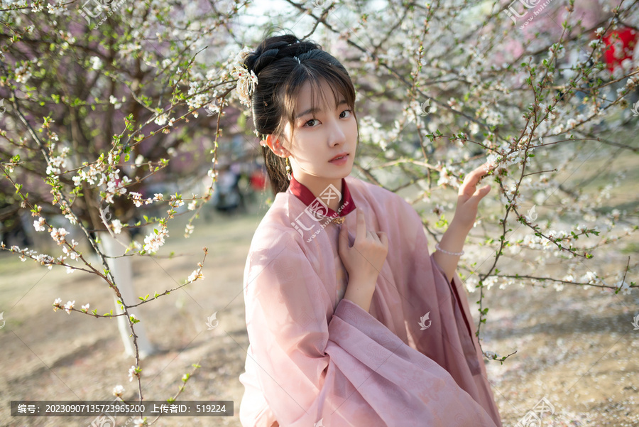 公園里的漢服美女
