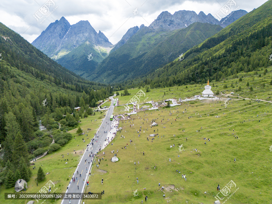 四姑娘山川西雪山森林自然风光