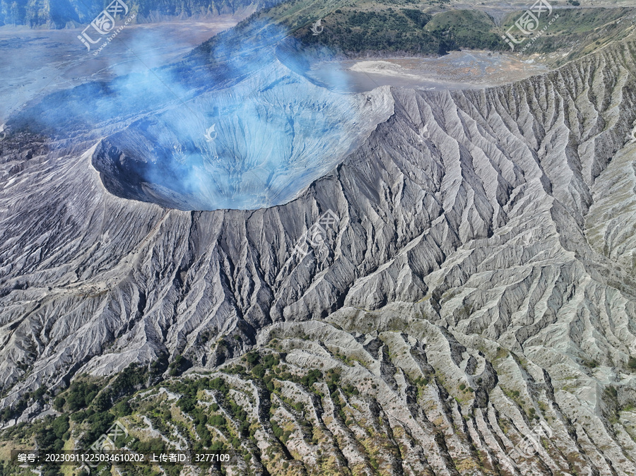 喷发的火山口