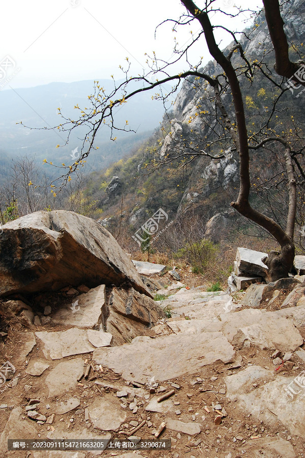 河南登封连天峰嶙峋的石头