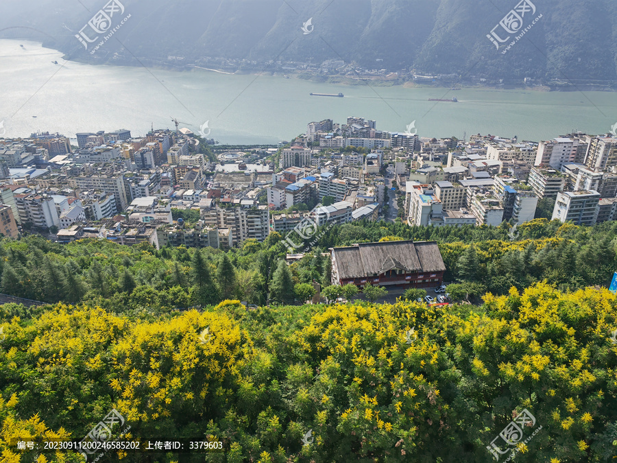 长江三峡巫峡两岸秋色迷人