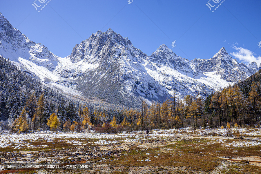 秋天的毕棚沟雪山雪景