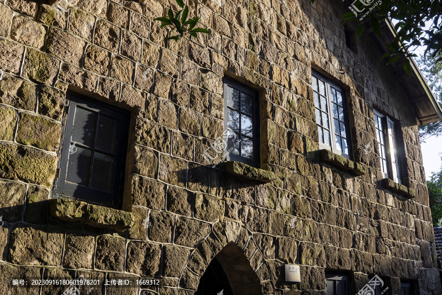 莫干山风景区古堡城墙上的窗户