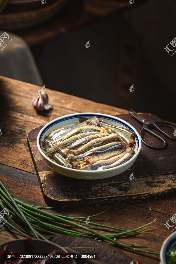 农家餐桌上的火锅菜品鲜泥鳅