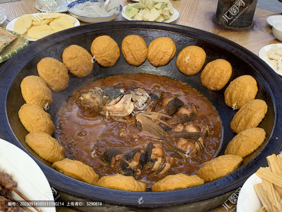 铁锅里的炖鱼和贴饼子