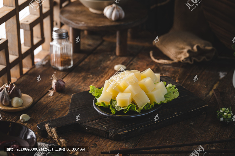 农家窗边餐桌上碳烤黄凉粉