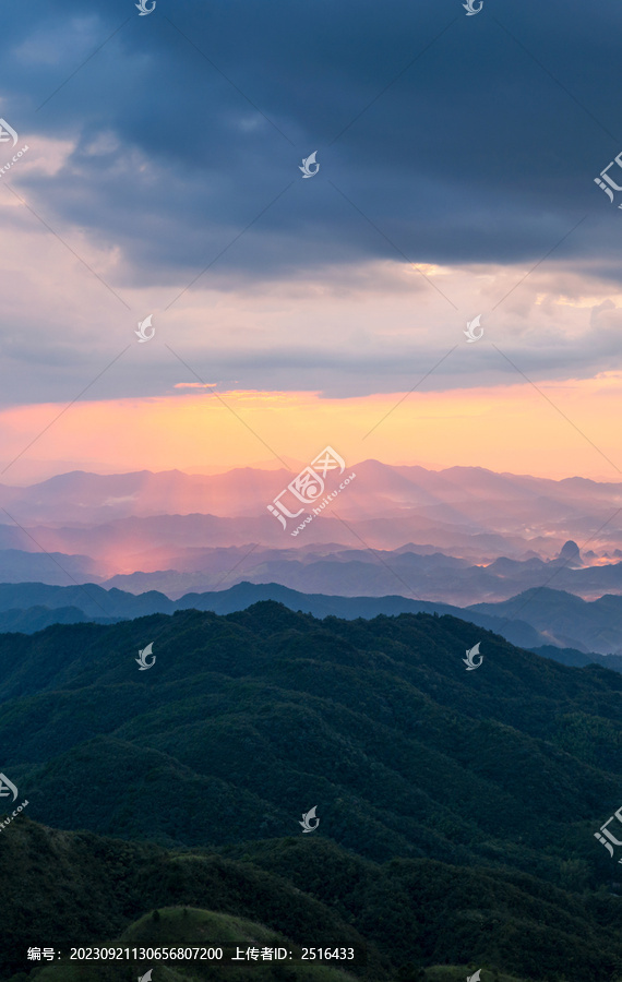 山顶日落晚霞丁达尔效应