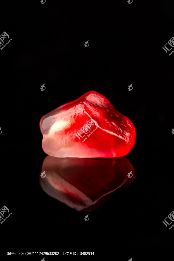 石榴果肉红宝石