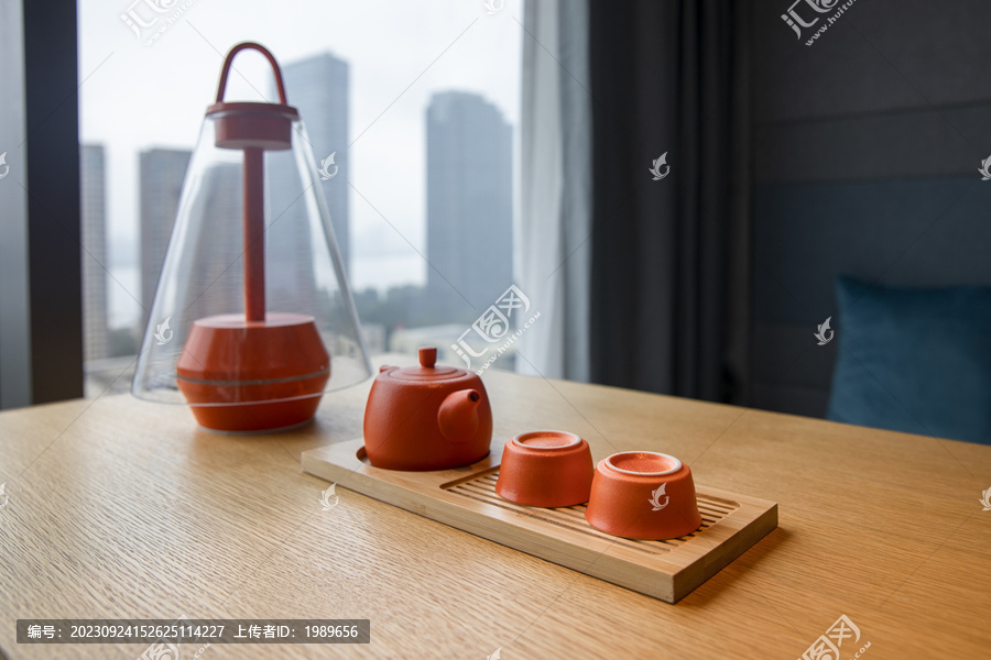 窗边的茶具