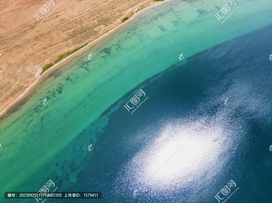 阿里地区的高山湖泊蓝天白云