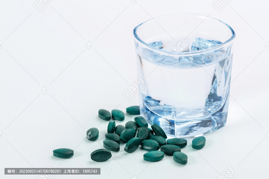 绿色药片和水杯