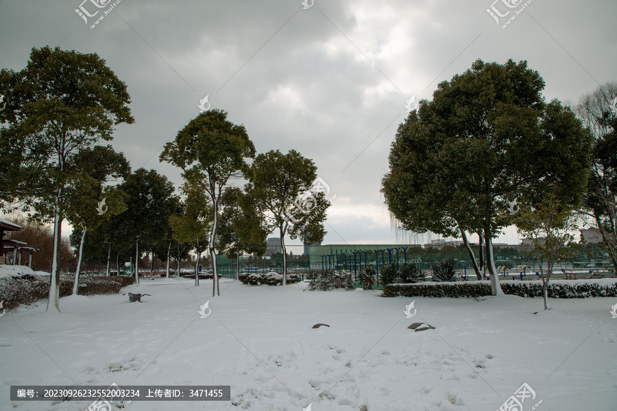 操场雪景