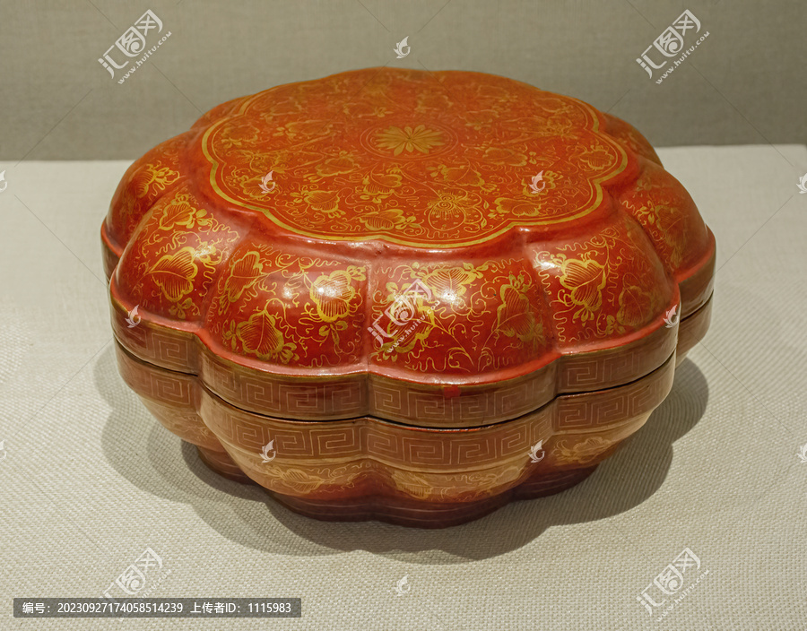 清代硃漆描金菊瓣盒