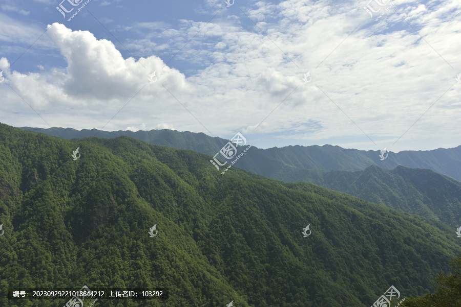 蓝天白云下的青山