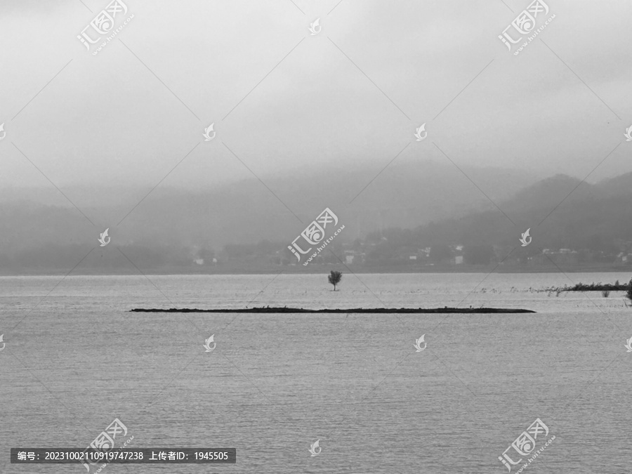 阴雨天的湖面