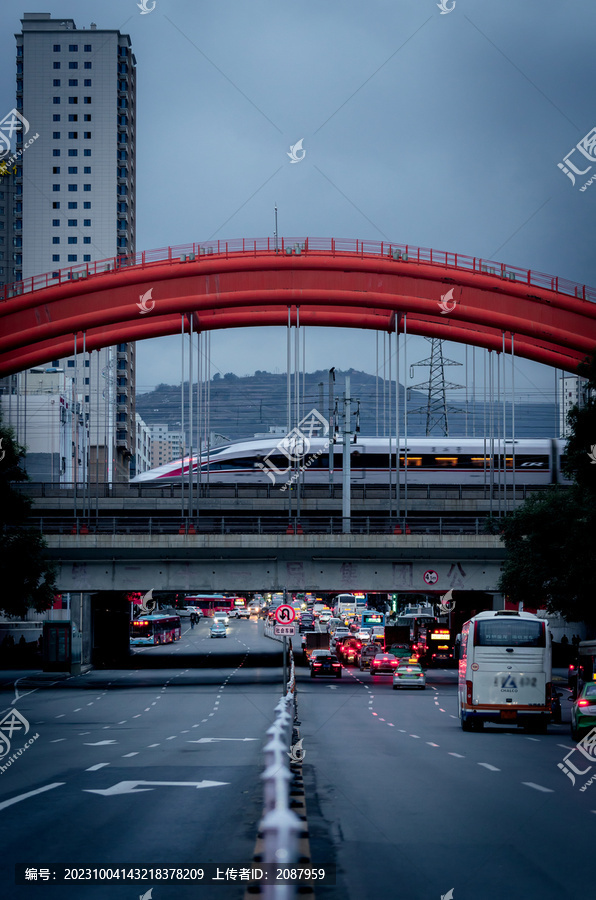 复兴号从城市上空飞驰而过