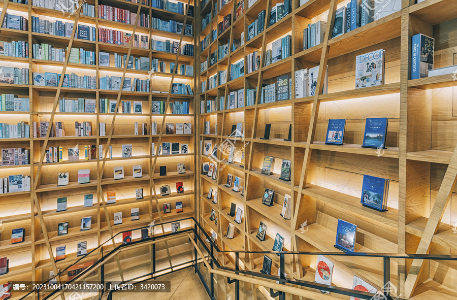 江苏南京书店里的大型木制书柜