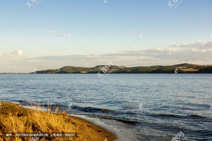 大海远山风景