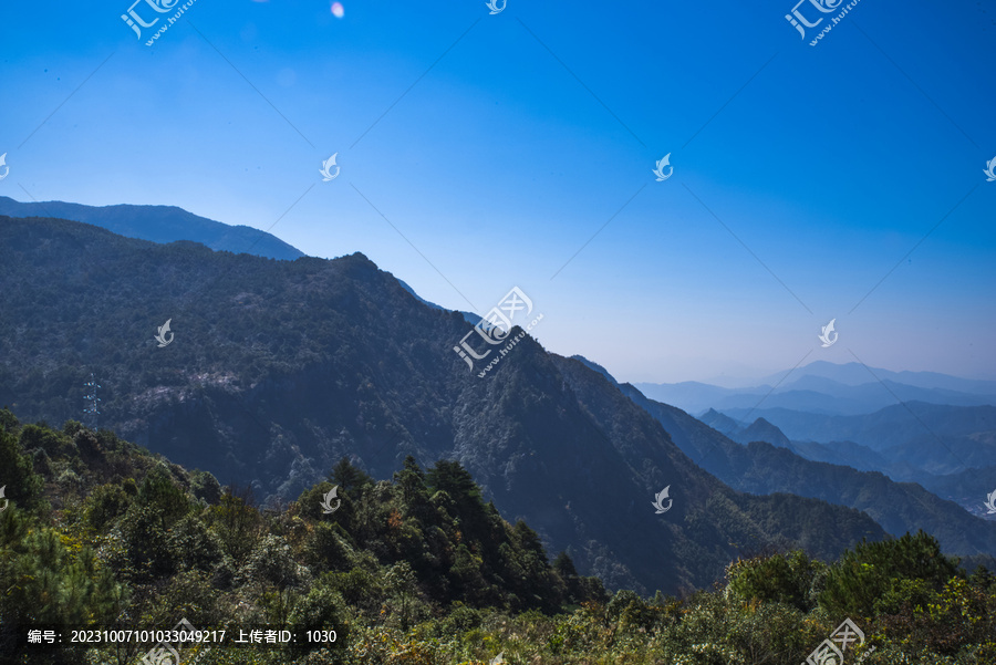 蓝天山景植被