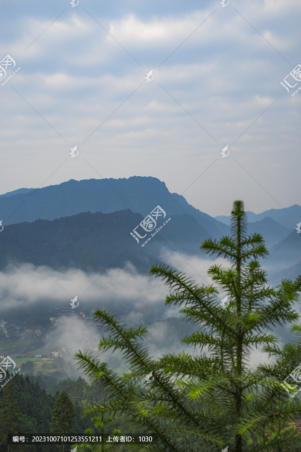 蓝天白云山景