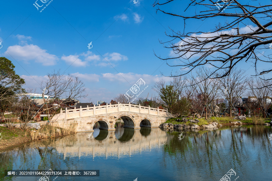 城市公园的三孔桥