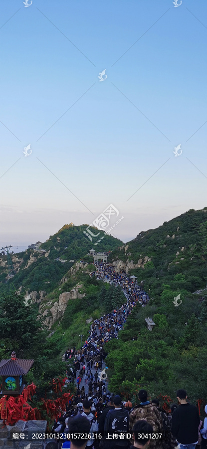 泰山南天门游人如织