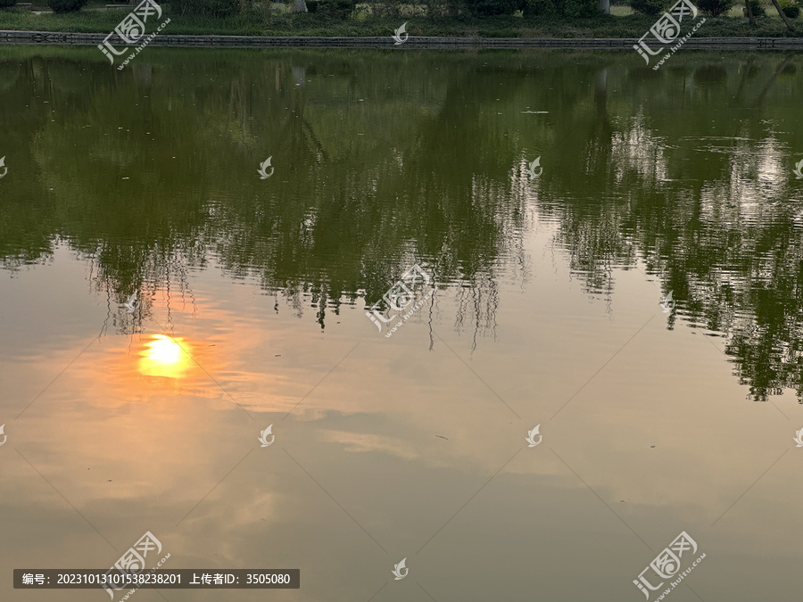 日落时的湖景