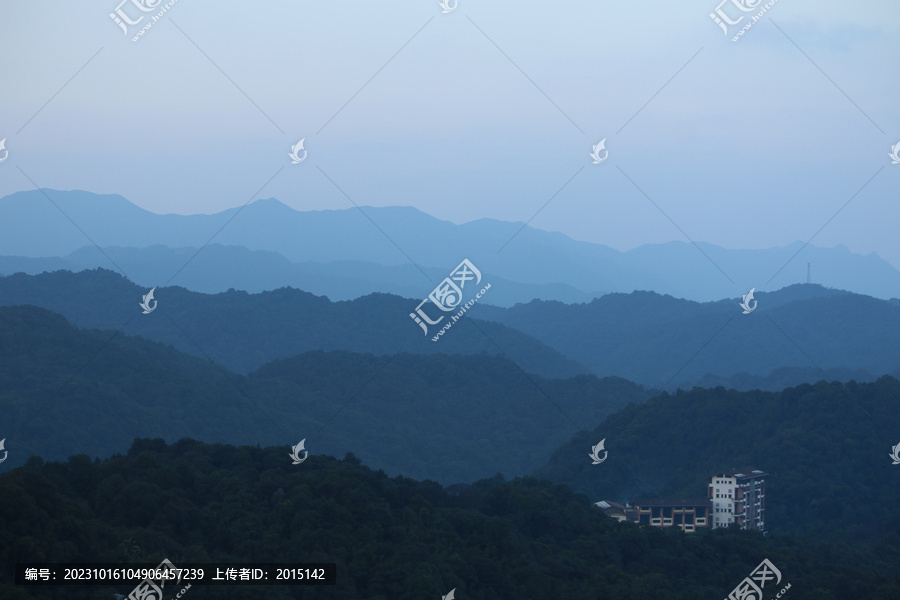 山脉群峰天地一线