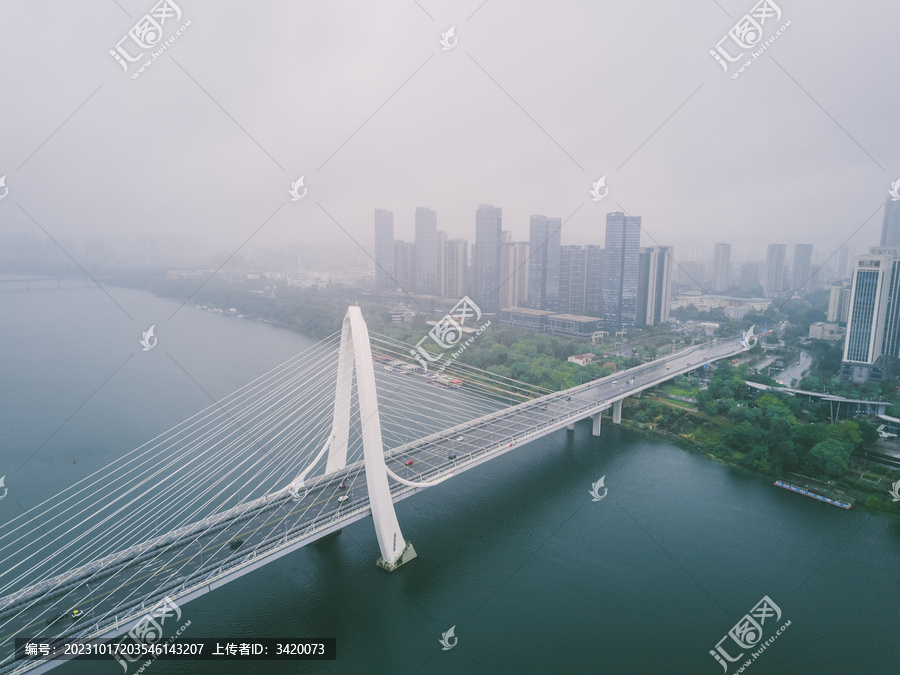 航拍雨中的柳州白沙大桥