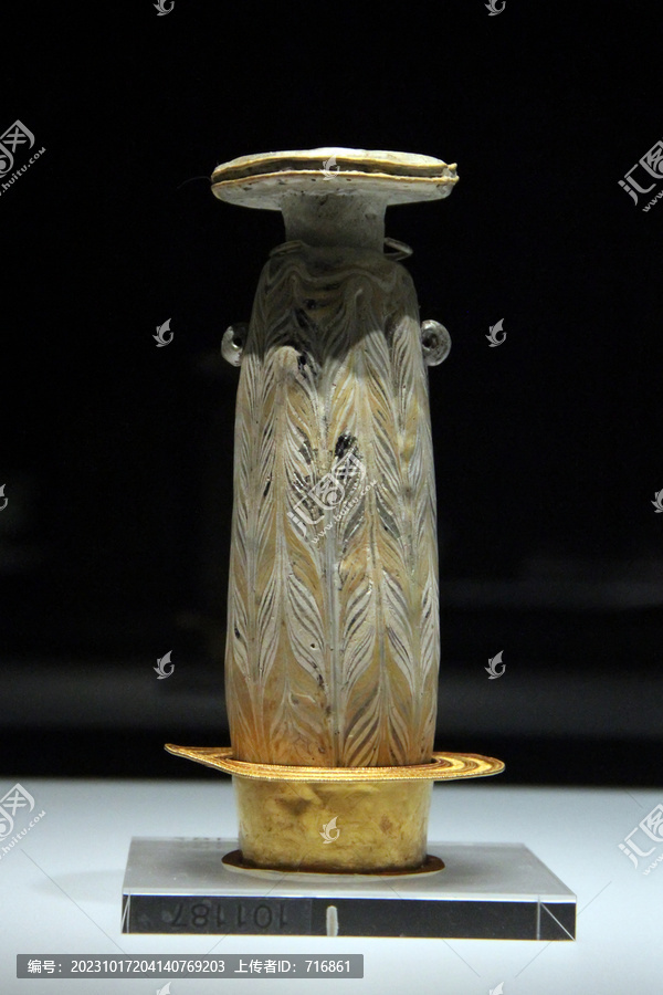 希腊化时期玻璃瓶和金质底托