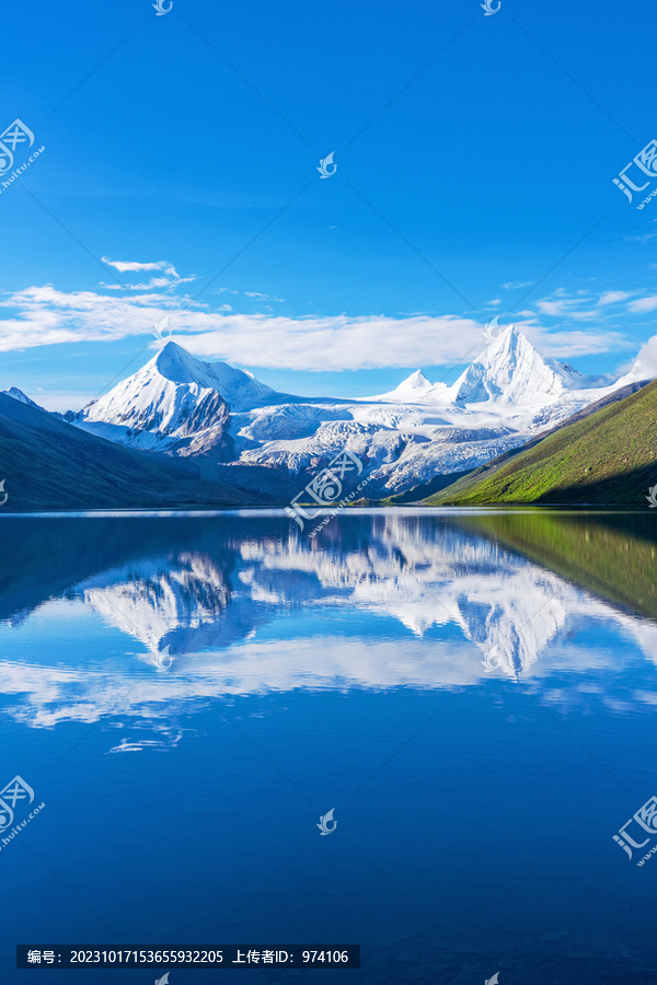 西藏萨普神山和高原湖泊美景
