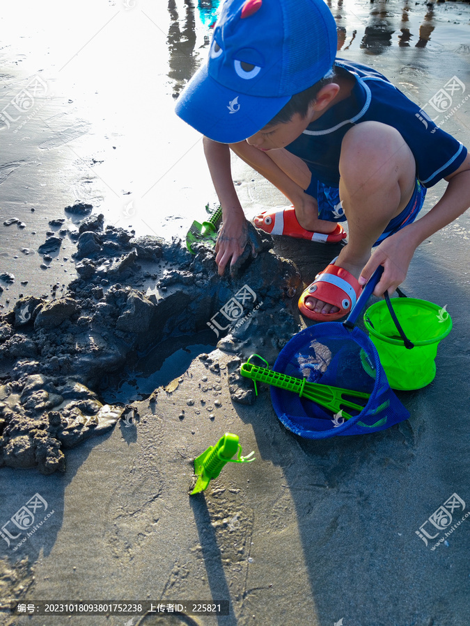 小孩赶海